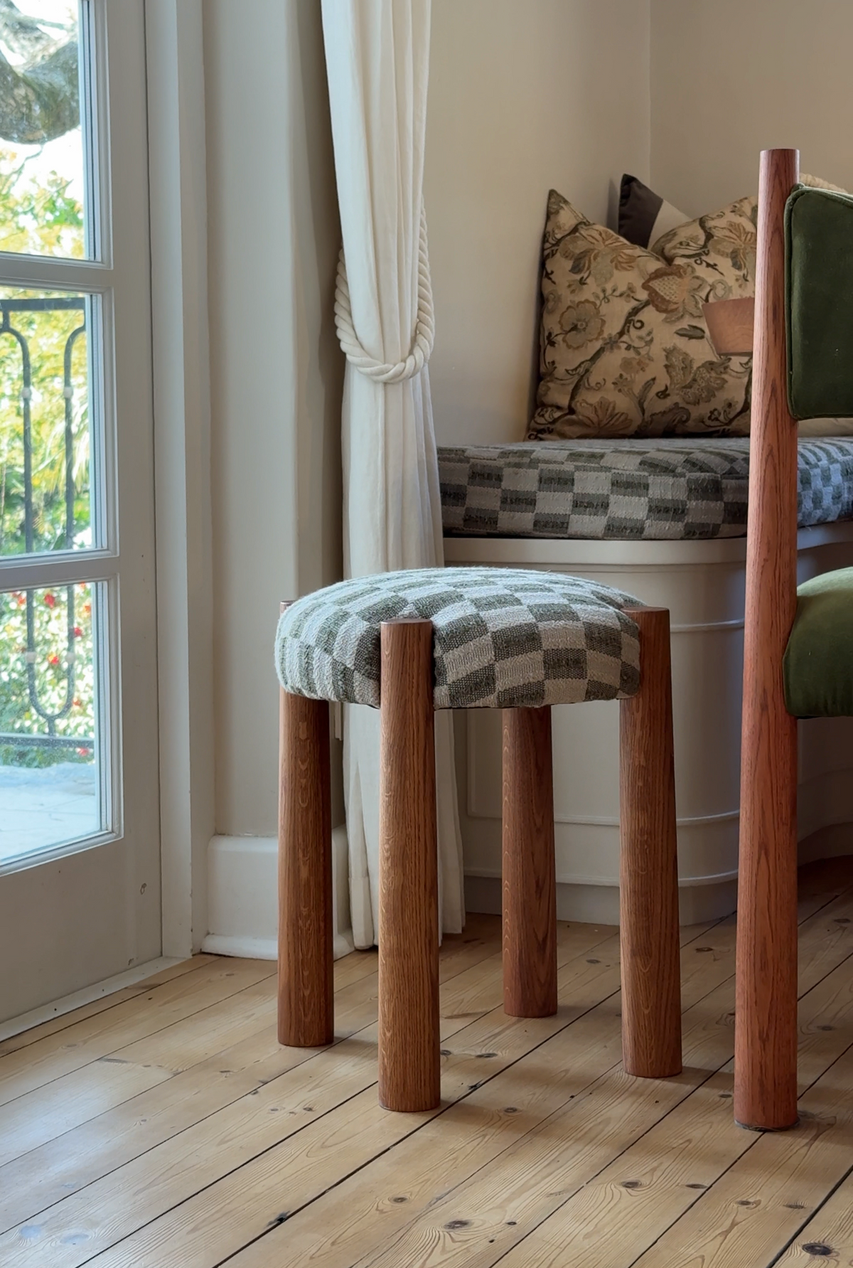 Cosmo stool